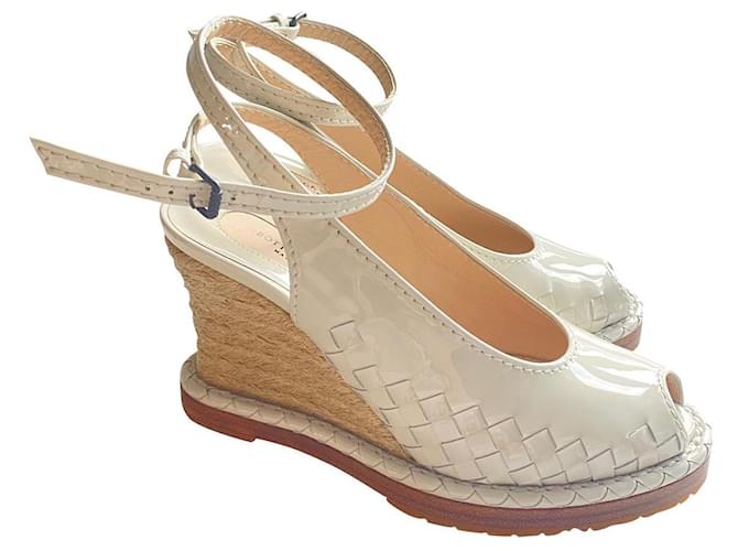 Bottega Veneta Sandals Cream Patent leather  ref.800412