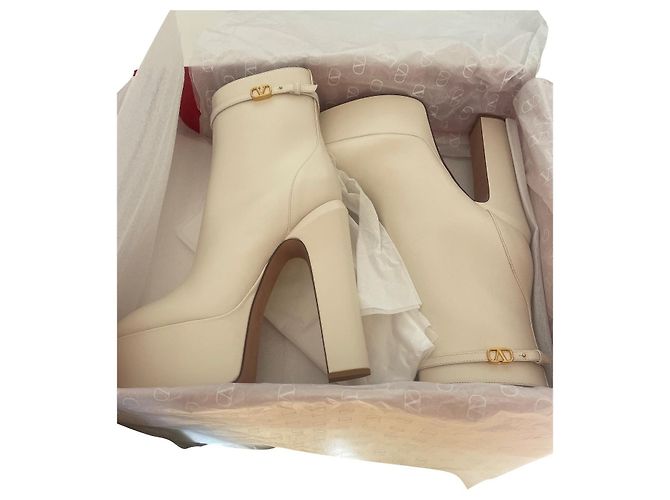 Valentino Garavani Tango Lederstiefel creme