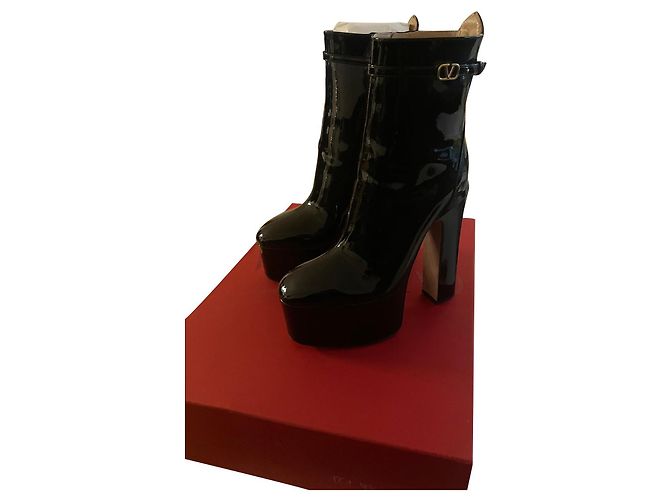Botas Valentino Garavani Tango de charol negro