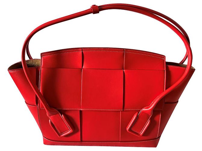 Bottega Veneta Sac Arco Medium de couleur Rouge