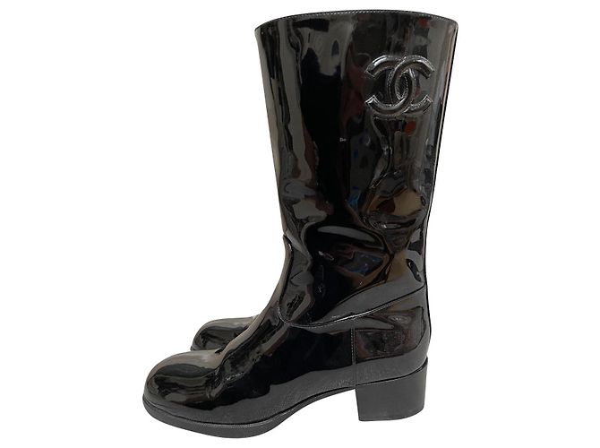 Chanel Stiefel aus schwarzem Lackleder