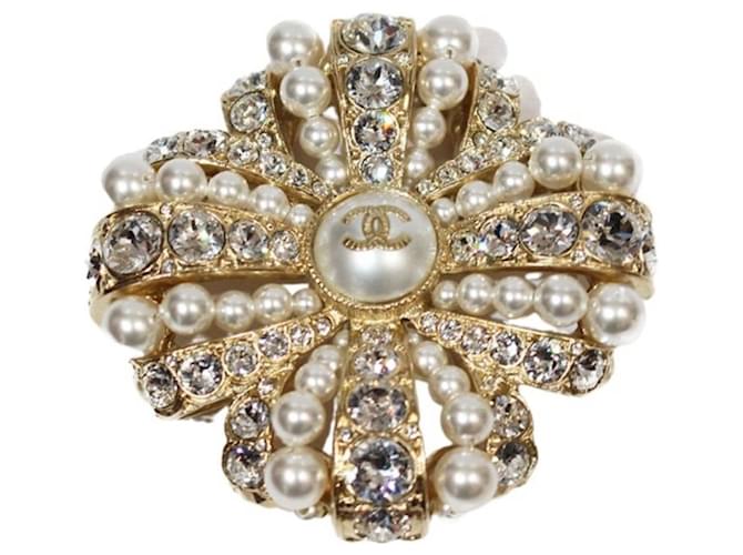 Chanel Pins & brooches White Metal ref.802132 - Joli Closet