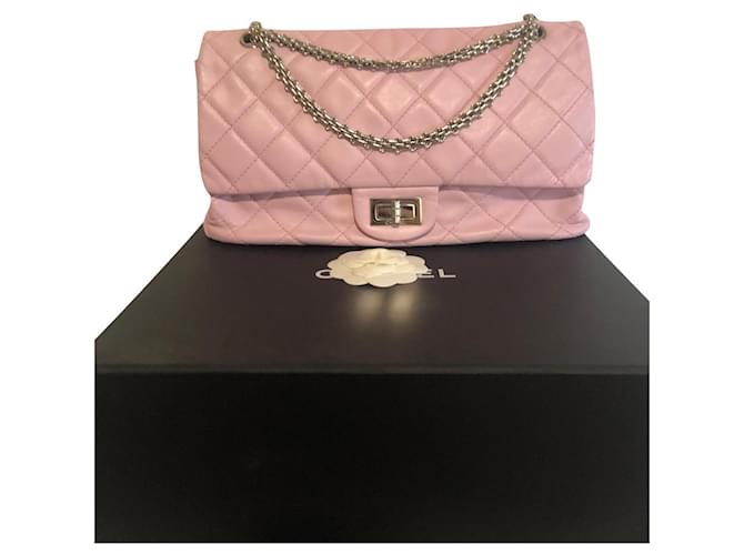 Mademoiselle Lindo Chanel 2.55 maxi 227 Reedição de bolsa clássica em couro de cordeiro macio com ferragens prateadas brilhantes em rosa claro flor. Com caixa, Saco de pó, e cartão correspondente  ref.802166