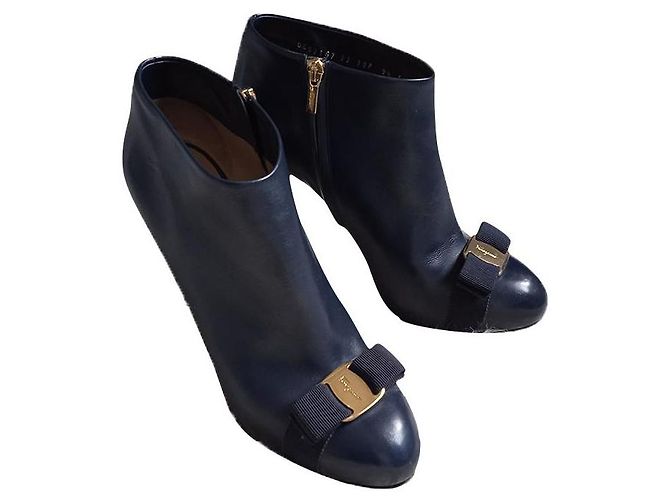 Botines Salvatore Ferragamo de piel azul marino