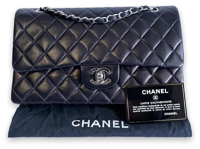 Timeless Flap foderato classico Chanel Flap medio in pelle di agnello blu navy argento  ref.802999