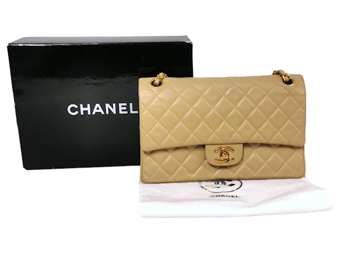 Timeless Chanel Clássico Aba Forrada Bege Médio Pele de Cordeiro Dourada Couro  ref.803650