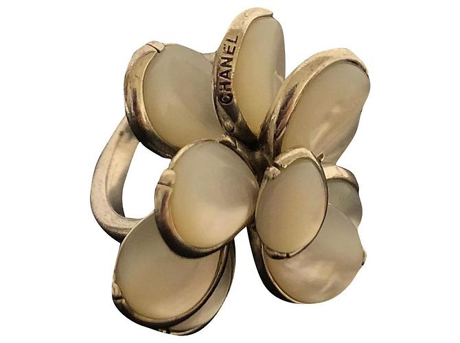 Chanel 08, 2008 Perlmutt-Sterlingsilber großer Kamelien-Cocktail-Ring Silber Hardware