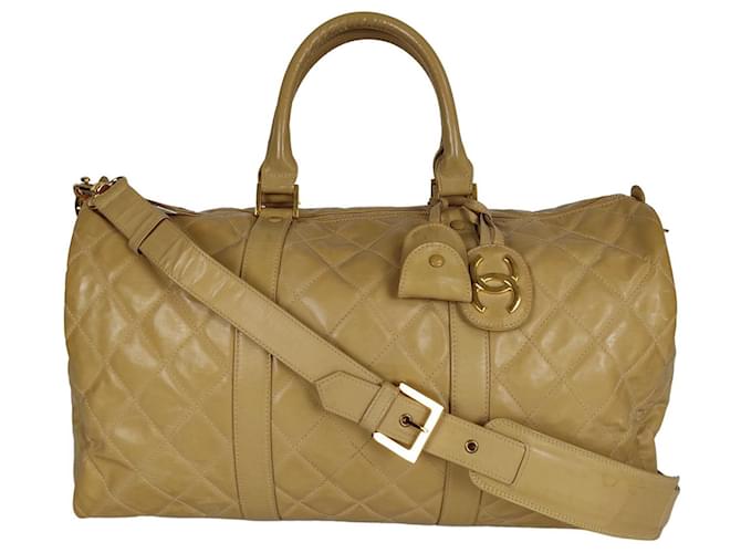 Bolsa de viaje Chanel acolchada en charol beige  ref.805889