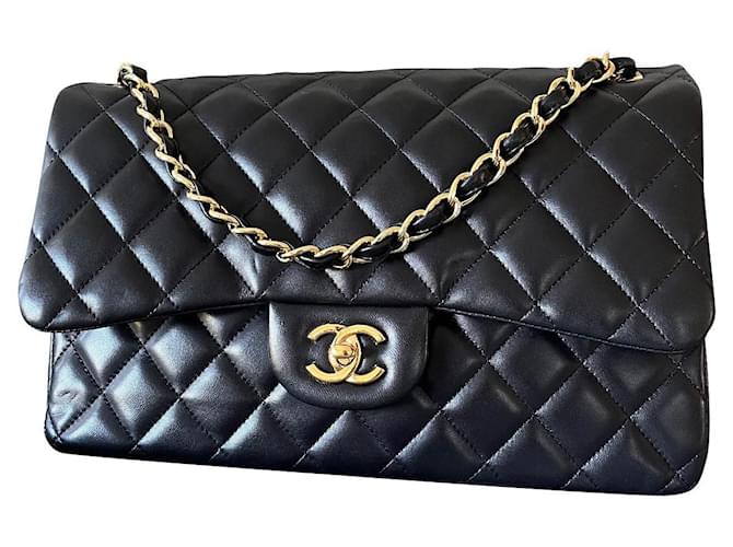 Timeless Chanel klassische gefütterte Überschlagtasche Schwarz Leder  ref.807837