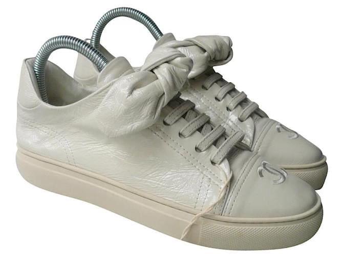 CHANEL Aged white patent leather trainers very good condition T36  ref.808808