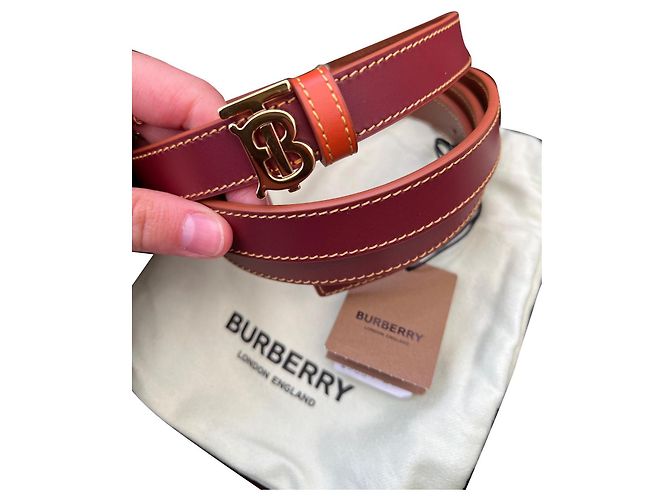 Cinto Burberry de couro marrom com fivela dourada