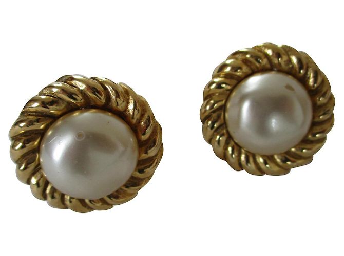 Chanel Clip in metallo dorato e perle. Gold hardware