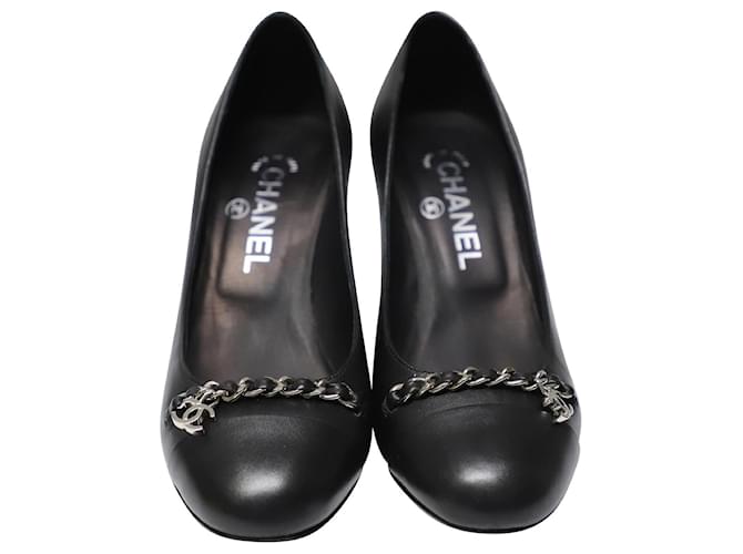 Sapatos atemporais Chanel CC com pingente de corrente em couro de cordeiro preto Pele de cordeiro  ref.815588