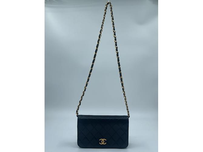 Wallet On Chain Cartera Chanel de cuero negro con cadena  ref.816261