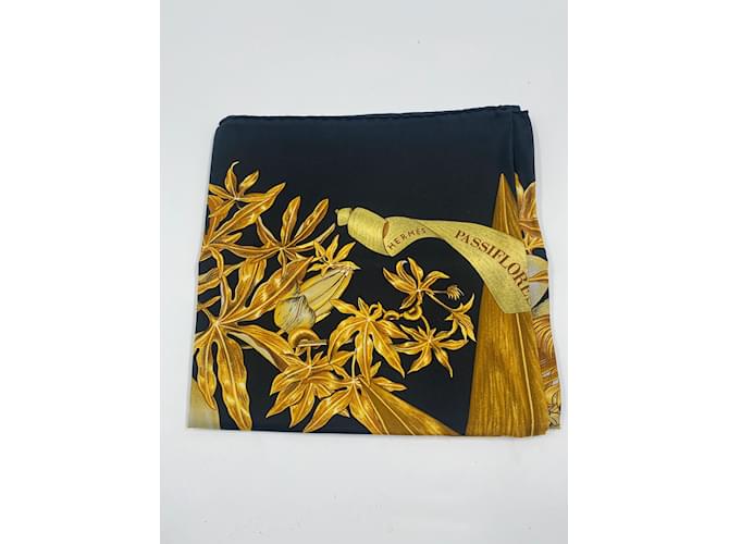 Foulard Hermès en soie noir et doré  ref.816346