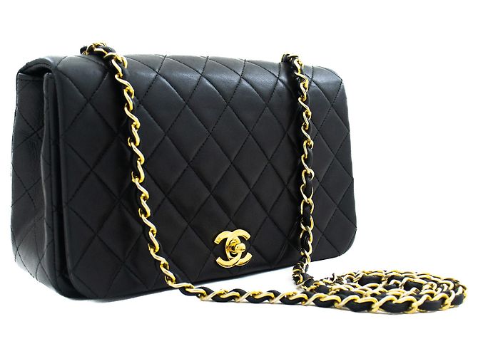 CHANEL Bolsa de Ombro com Aba Completa em Pele de Cordeiro Preto Acolchoado