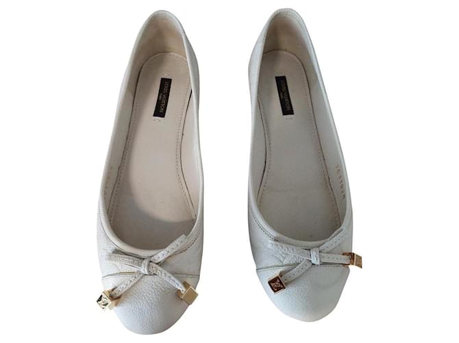 Louis Vuitton Zapatillas de ballet Blanco roto Cuero  ref.823046