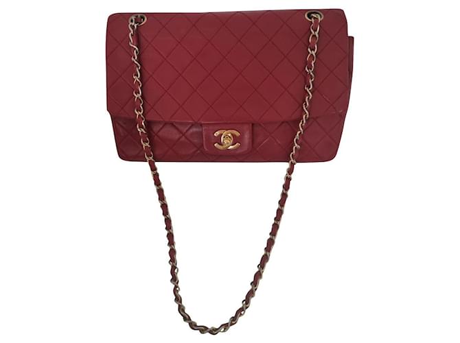 Bolso con solapa mediano forrado acolchado de piel de cordero roja vintage de Chanel 26cm 1 serie Gold hardware  ref.823055
