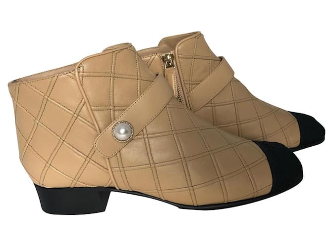 Chanel botas de tornozelo Bege Couro  ref.823275