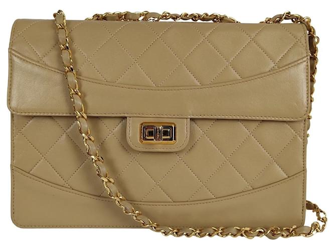 Classique Sac Chanel Timeless Classica à fermoir tournant en cuir beige  ref.828205