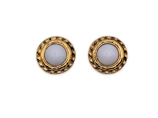 Chanel Vintage Gold Metall weiße Cabochons Ohrclips Golden  ref.828368