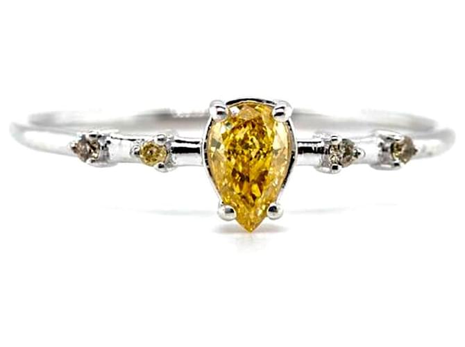 Autre Marque Ring aus Weißgold u 5 Diamanten, einer davon ist birnenförmig 0.40 cts goldgelb und 4 leichter auf jeder Seite der runden Schultern von 0.01 Cts . Silber Hardware  ref.831001