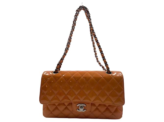 Chanel-Überschlagtasche aus orangefarbenem Lackleder  ref.831735