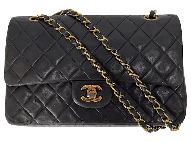 Bolso con solapa clásico de piel de cordero negra con forro de Chanel Negro Cuero  ref.831807