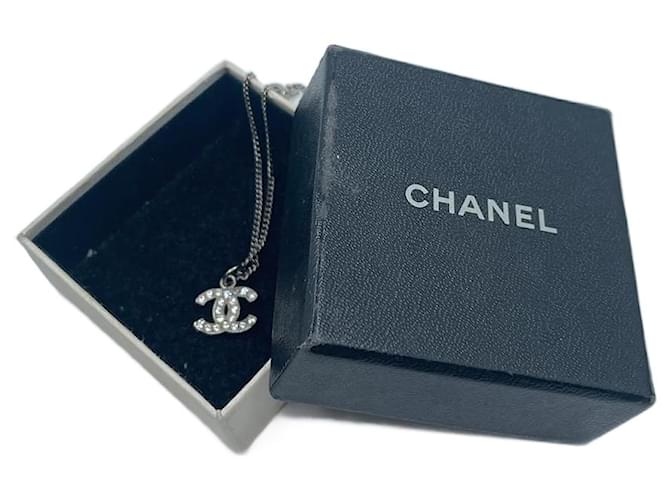 Colar CC de strass Chanel em tons de prata Metal  ref.831861