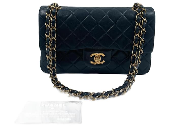 Bolso pequeño con solapa Chanel de cuero negro  ref.831875