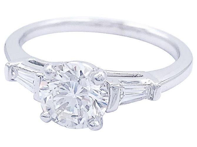 inconnue Bague solitaire accompagné de diamants baguette.