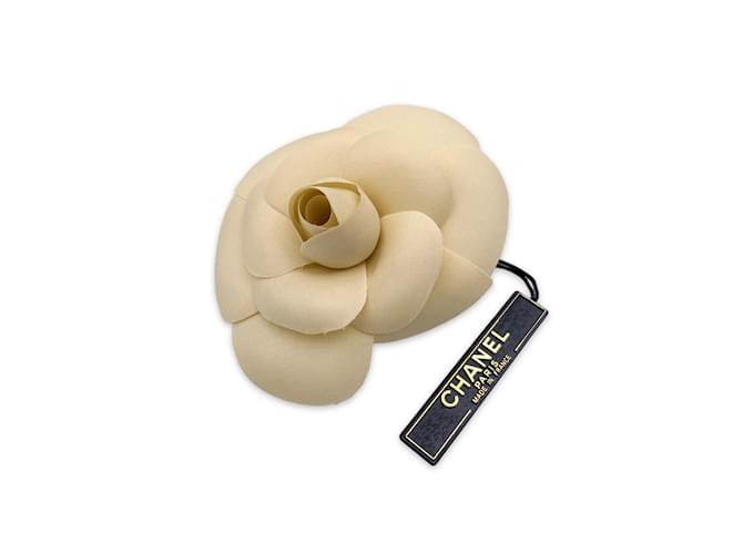 Chanel Broche de broche de flor de camélia de tecido bege vintage Lona  ref.832754