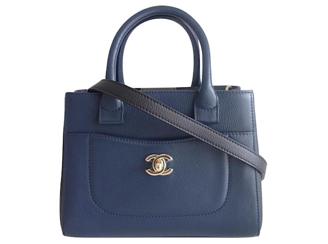 Bolsa bicolor Neo Executive Chanel Preto Azul Couro  ref.830853