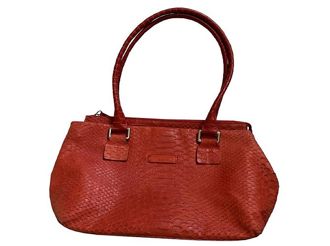 Bolsa de ombro Tosca Blu em couro vermelho efeito crocodilo