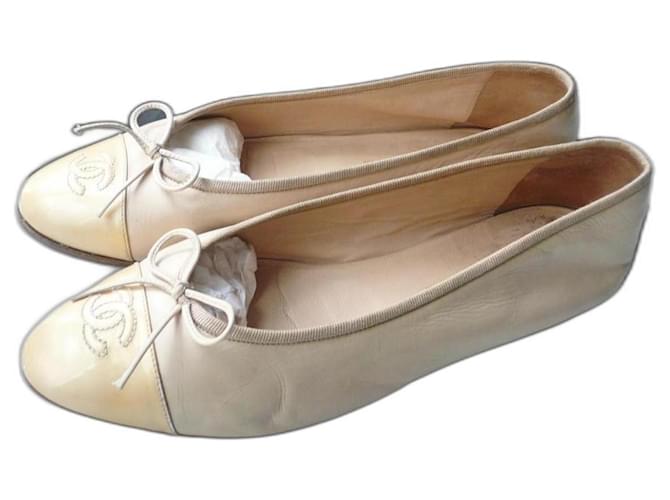 CHANEL Beige leather ballet flats with patent leather caps T38,5