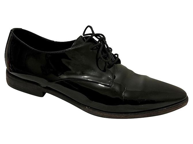 Derby stringate Burberry in vernice nera Nero 