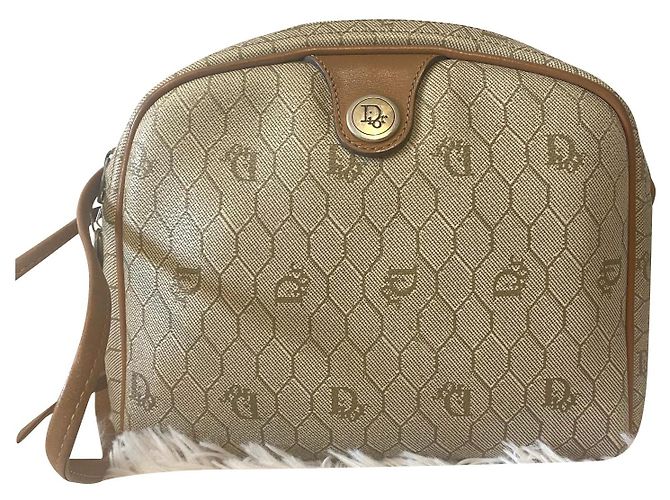 Bolso Dior beige de piel con estampado de panal