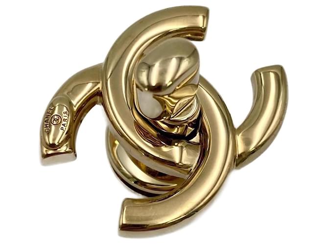 CHANEL CC Drehverschluss aus Gold Golden Metall  ref.841136