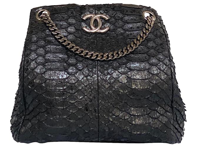 bolso shopper Chanel mediano de piel de pitón Negro Cueros exoticos  ref.841862