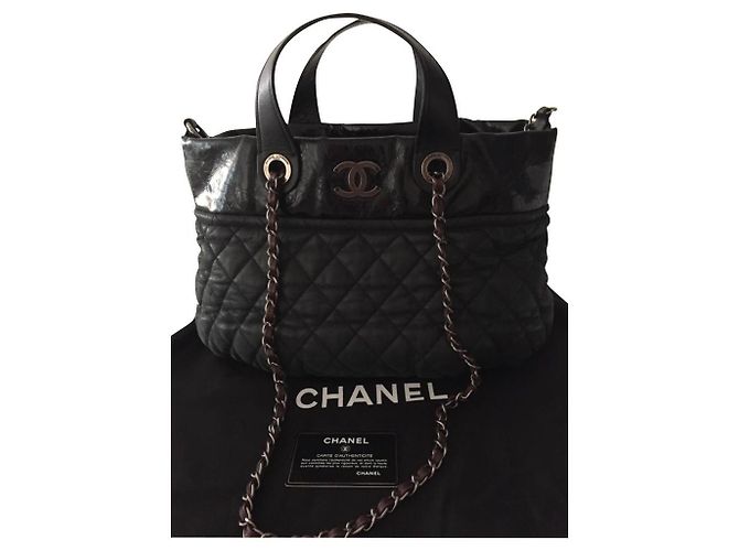 Executive Bolso de mano Chanel de cuero iridiscente negro con asas burdeos