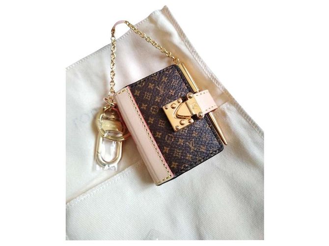 Louis Vuitton Lv livro chaveiro Bege