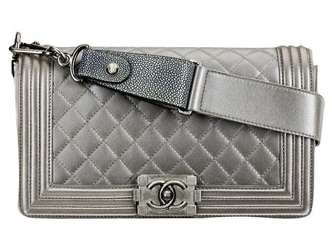 Chanel Boy mediano 25 gris plata con bandolera mantarraya Hardware de plata