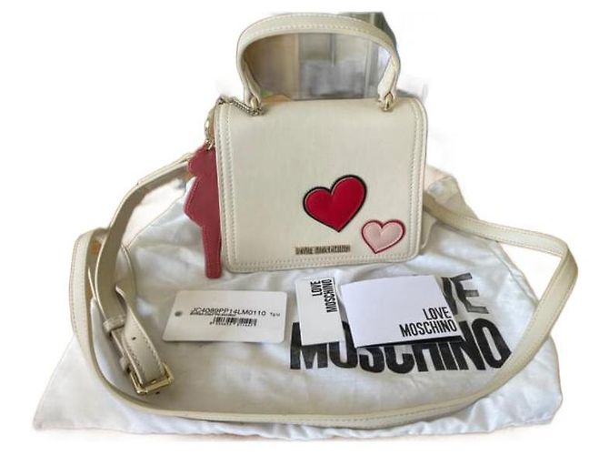 Bolsa Love Moschino Vermelha Eggshell em material sintético com chaveiro Vermelho Fora de branco