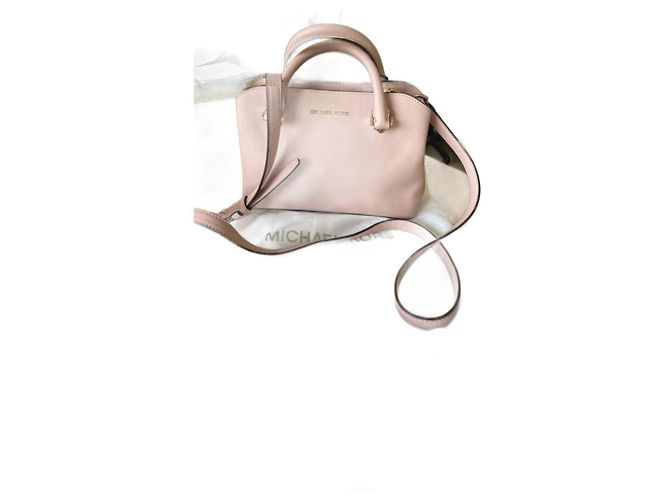 Bolsa de mão Michael Kors em couro rosa com detalhes dourados