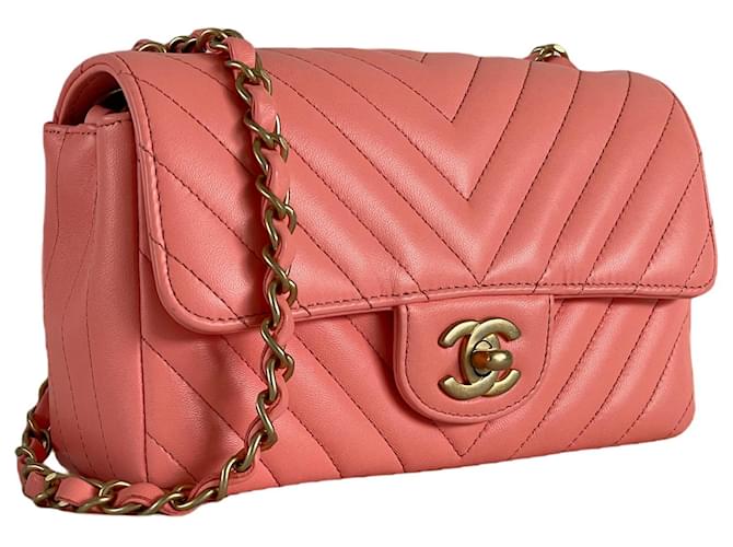 Classique Chanel mini bandoulière chevron rectangulaire rose corail rouge GHW matériel doré cuir d'agneau  ref.850250