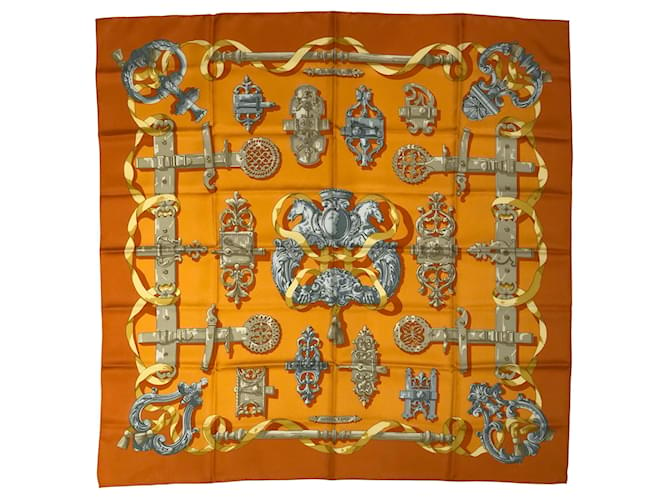 Echarpe Hermès carré Ferronnerie laranja queimado, botão de ouro e seda de prata  ref.851998