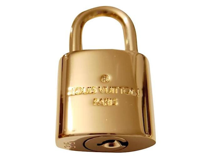 Louis Vuitton Encantos de saco Dourado Metal  ref.852203