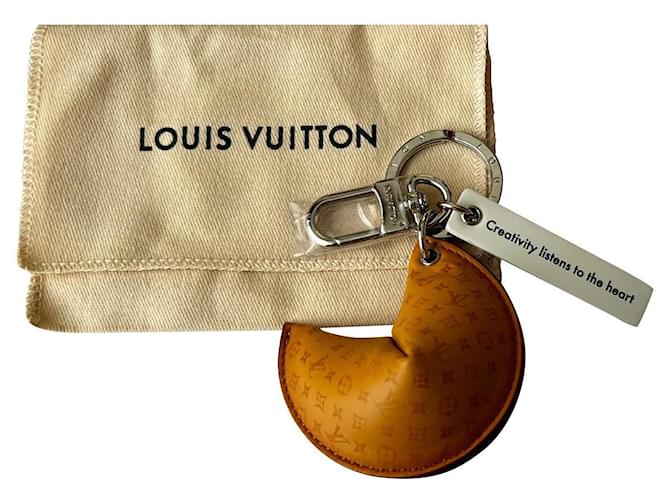 Galleta de la fortuna de Louis Vuitton / Colgante de galleta de la fortuna Castaño Coñac Cuero  ref.852909