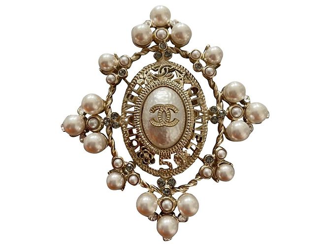 Broche Chanel com strass e pérolas dourado