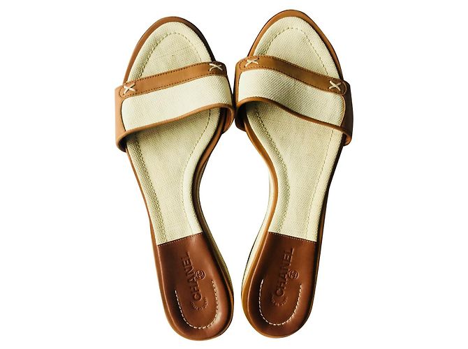 Chanel Leder und Canvas Slides Creme Karamell Roh